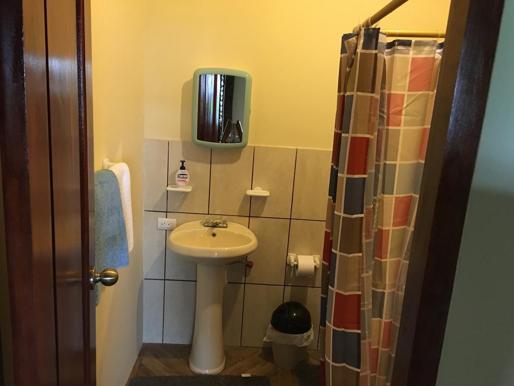 Casa Roja Hostel Montanita Bilik gambar